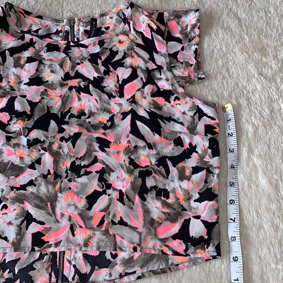 B Jewel crop top size medium - Picture 16 of 16
